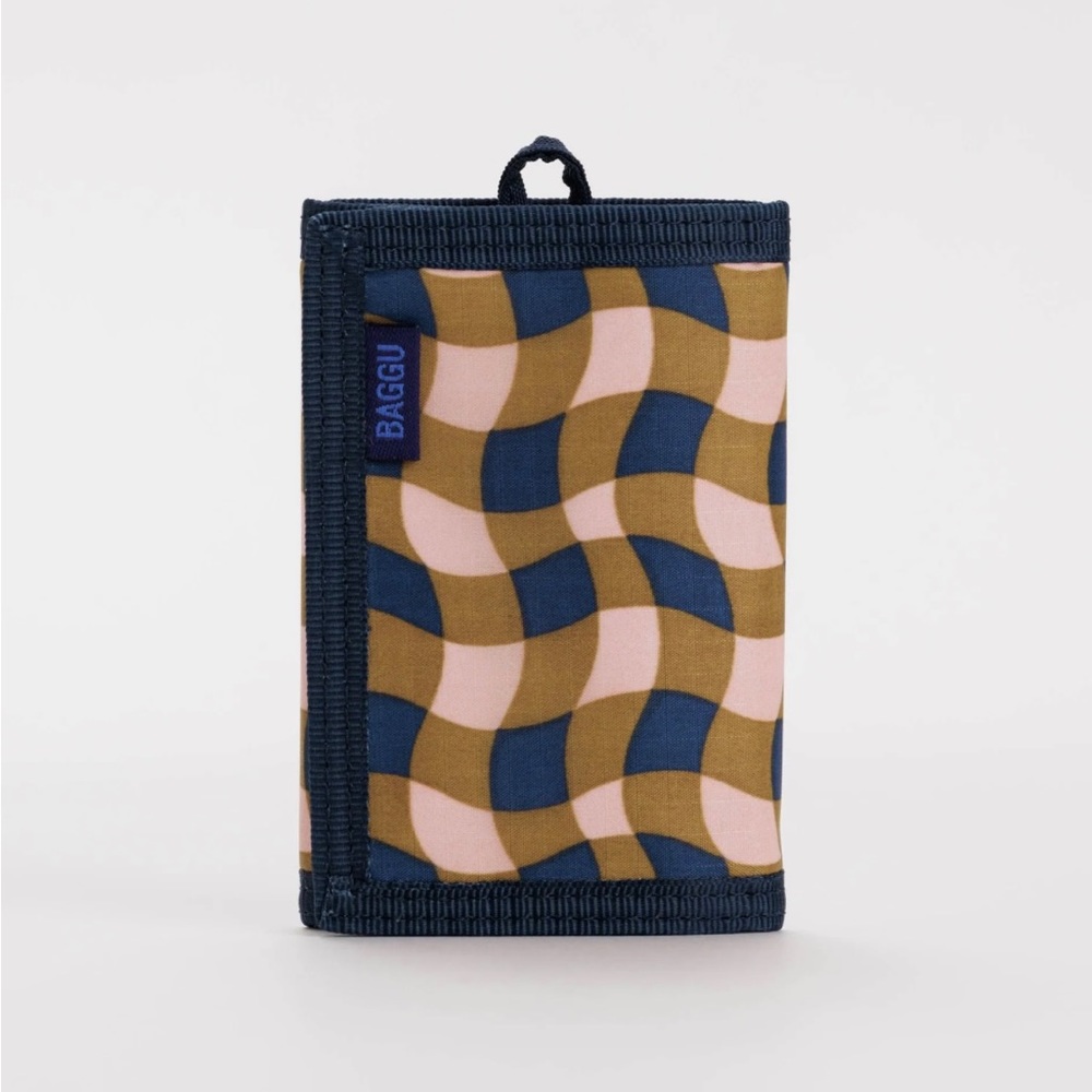 BAGGU Nylon Wallet in Wavy Gingham